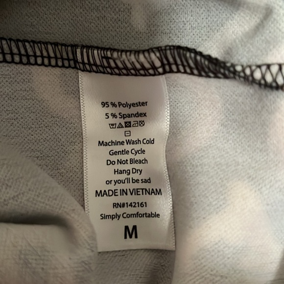 LulaRoe key skirt size med. This is such a neat skirt. Sure to get compliments - Picture 5 of 5